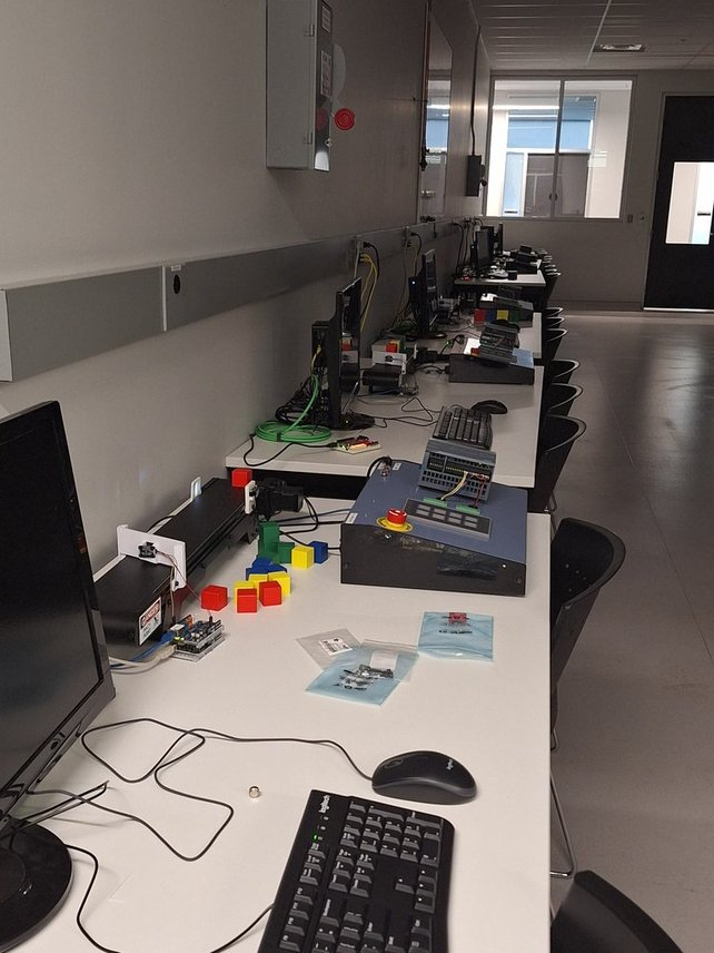 WatiMake PLC lab stations